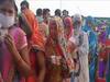 UP: गांव की सरकार चुनने के लिये लोगों में दिखा उत्साह, महिला व युवा वोटर्स की दिखी लंबी कतारें
