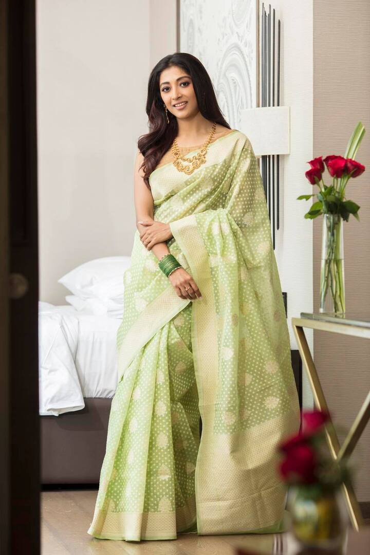 লাল-সাদা নয়, নতুন বছরে পাওলির সাজে সবুজের ছোঁয়া। সোশ্যাল মিডিয়ায় এই ছবিটি শেয়ার করে শুভেচ্ছা জানালেন অনুরাগীদের।