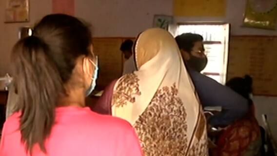 UP Panchayat Chunav में कोरोना गाइडलाइन की उड़ी धज्जियां, गाजियाबाद से Ground Report