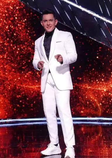 इंडियन आयडॉलचा होस्ट आदित्य नारायण कोरोना पॉझिटिव्ह आल्यानंतर या कार्यक्रमात होस्ट म्हणून जय भानुशालीची एन्ट्री झाली. त्यानंतर आता परऋत्विक धनजानीने त्याची जागा घेतली.