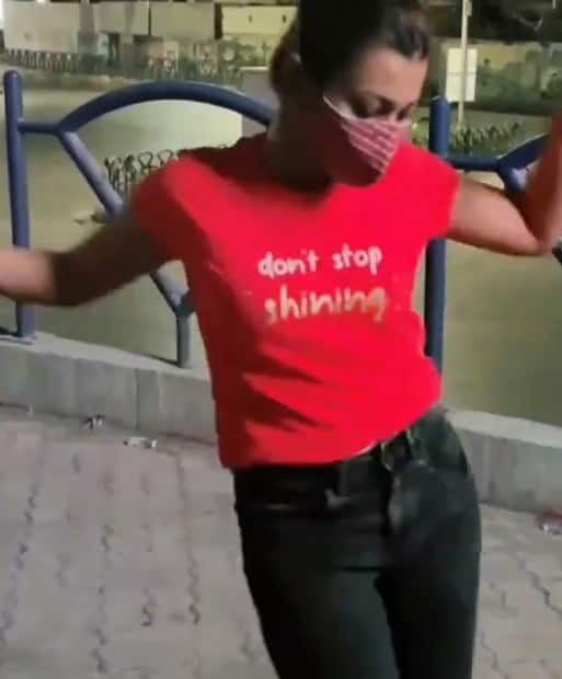 આ અંગે મળતી વિગતો પ્રમાણે, રાજકોટમાં મહિલા કોલેજ ચોક અંડરબ્રિજ (Rajkot under bridge) પાસે યુવતીએ ડાન્સ કરતો વીડિયો બનાવ્યો હતો. વીડિયો બનાવ્યા બાદ યુવતીએ તેને પોતાના સોશિયલ મીડિયા એકાઉન્ટ પર અપલોડ કર્યો હતો. જોકે, પોલીસના ડરથી વીડિયો ડિલીટ કરી નાખ્યો હોવાની ચર્ચા પણ જાગી છે.