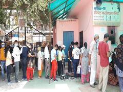 मेरठ के जिला अस्पताल में घोर लापरवाही, कोविड जांच कराने आए लोगों ने उड़ाई सोशल डिस्टेंसिंग की धज्जियां