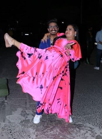 Haarsh lifted his beautiful wife Bharti in his arms while posing for the paps.[pic credit: Manav Manglani]