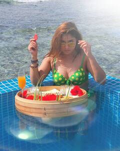 मुंबई में लगे कर्फ्यू के बीच मालदीव में मस्ती कर रहीं हैं अभिनेत्री Arti Singh, हरे बिकिनी में दिखाया बोल्ड अवतार