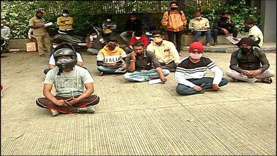 Pune collector कार्यालयासमोर रेमडेसिवीरसाठी मोठ्या रांगा; इंजेक्शन न मिळाल्याने नातेवाईक संतप्त