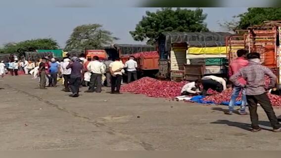 दोन दिवसांच्या सुट्टीनंतर लासलगाव बाजार समितीत कांद्याचे लिलाव सुरु; शेतकऱ्यांची मोठी गर्दी