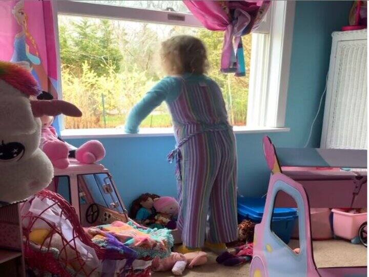 एक बच्ची ने दिया You need to be kind का मैसेज, वीडियो वायरल Viral: A girl gave the message of 'You need to be kind', the girl was seen screaming loudly in the video एक बच्ची ने दिया You need to be kind का मैसेज, वीडियो वायरल