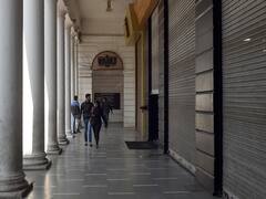 Weekend Curfew in Delhi: जिम, मॉल और ऑडिटोरियम बंद, जानें किस चीज की होगी इजाजत और किस पर पाबंदी