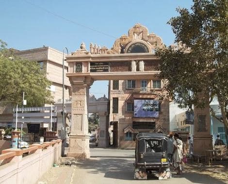 ભાવનગરઃ પાલીતાણામાં ત્રણ દિવસનું સ્વૈચ્છિક લોકડાઉન લાદવાનો ફેંસલો લેવાયો છે. પાલીતાણા સમસ્ત ગામ લોકો, નગર પાલિકા,વેપારીઓ, મામલતદાર સાહેબ,ચીફ ઓફિસર સાહેબ,પોલીસ ખાતું , રાજકીય આગેવાનોની મળેલી મીટીંગમાં શુક્રવાર, શનિવાર, રવિવાર એમ ત્રણ દિવસ બંધ રાખવાનો ફેંસલો લેવાયો છે. ફક્ત દૂધ,શાકભાજી,મેડિકલ,અને હોસ્પિટલ જ શરૂ રહેશે.