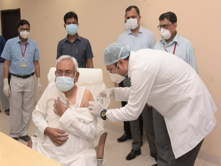CM Nitish took second dose of Corona vaccine, said- we are watching everything, all party meeting will held on 17th ann CM नीतीश ने ली कोरोना वैक्सीन की दूसरी डोज, कहा- एक-एक चीज पर है नजर, 17 को होगी सभी दलों की बैठक