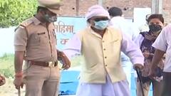 Panchayat Election: कानपुर से लोकतंत्र की खूबसूरत तस्वीर, सुरक्षाकर्मी एक बुजुर्ग को मतदान के लिए लाते हुए