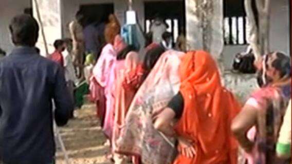 UP Panchayat Chunav: वोटिंग में उड़ीं सोशल डिस्टैंसिंग की धज्जियां । दिल्ली में बेकाबू कोरोना । महाराष्ट्र में कर्फ्यू बेअसर
