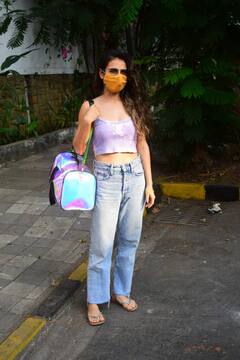 जुहू में स्पॉट हुईं Fatima Sana Sheikh, शॉर्ट टॉप और डेनिम में दिखा एक्ट्रेस का कूल अंदाज़