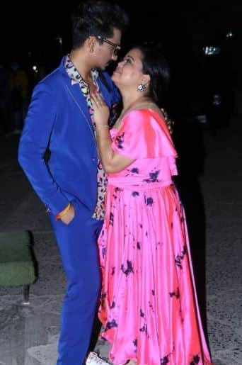 Bharti who looked beautiful in a pink dress can’t stop gazing her dear hubby.[pic credit: Manav Manglani]