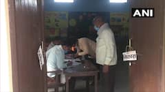 Panchayat Chunav के लिए वोटिंग जारी, कोविड प्रोटोकॉल की उड़ रही धज्जियां। UP Panchayat Election