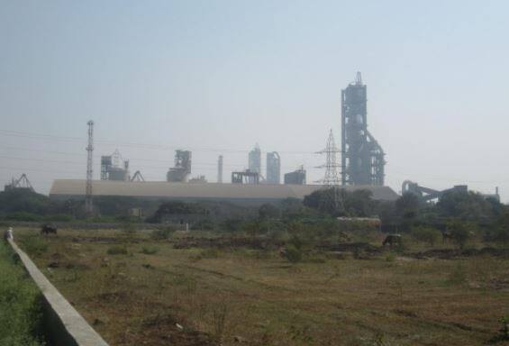 ગીર સોમનાથઃ કોડીનારમાં ત્રણ દિવસ સ્વૈચ્છિક લોકડાઉનનો નિર્ણય લેવાયો છે. કોડીનારમાં કોરોનાની વિસ્ફોટક પરિસ્થિતિને ધ્યાને લઇ ચેમ્બર્સ ઓફ કોમર્સ-વહીવટી તંત્ર અને તાલુકાના અગ્રણી આગેવાનો દ્વારા નિર્ણય લેવાયો છે. જે મુજબ ૧૬-૧૭-૧૮ શુક્ર-શનિ-રવિવારે કોડીનારમાં સ્વૈચ્છિક લોકડાઉન રખાશે. જેમાં દૂધની ડેરીઓ માત્ર બે કલાક જ ખુલ્લી રહેશે. જરૂરી કામ સિવાય લોકોને ઘરની બહાર ન નીકળવા સૂચના અપાઈ છે.