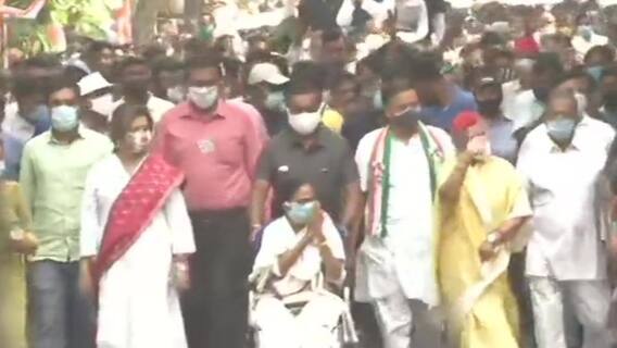 West Bengal Election 2021: হুইল চেয়ারে বসেই বেলেঘাটায় রোড শো মমতার, সঙ্গে রয়েছেন জয়া বচ্চন