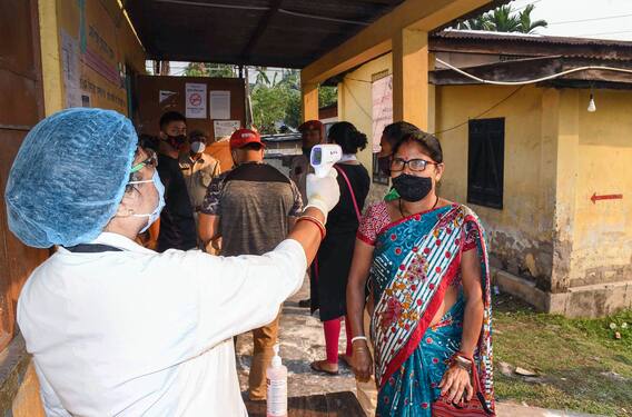 देश में चुनाव जरूरी या लोगों की जिंदगी? कोरोना से हालात अब बेहद चिंताजनक देश में चुनाव जरूरी या लोगों की जिंदगी? कोरोना से हालात अब बेहद चिंताजनक