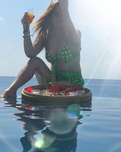 मुंबई में लगे कर्फ्यू के बीच मालदीव में मस्ती कर रहीं हैं अभिनेत्री Arti Singh, हरे बिकिनी में दिखाया बोल्ड अवतार