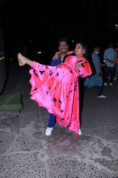 जब पोज देने के लिए पति हर्ष ने कॉमेडियन Bharti Singh को गोद में उठा लिया, देखें तस्वीरें