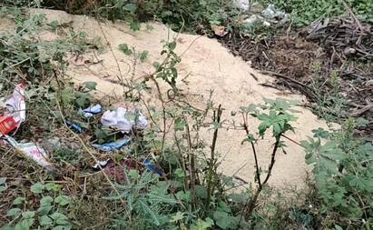 Ration rice thrown in the bush in Sirkazhi சீர்காழியில் புதரில் வீசப்பட்ட ரேஷன் அரிசி