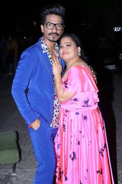 जब पोज देने के लिए पति हर्ष ने कॉमेडियन Bharti Singh को गोद में उठा लिया, देखें तस्वीरें