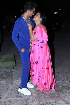 जब पोज देने के लिए पति हर्ष ने कॉमेडियन Bharti Singh को गोद में उठा लिया, देखें तस्वीरें
