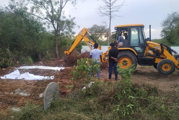 Transplanted corpses in the corona section: handing over to excavated relatives கொரோனா பிரிவில் மாற்றப்பட்ட சடலங்கள்: தோண்டி உறவினர்களிடம் ஒப்படைப்பு