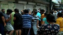 Maharashtra Curfew | अंधेरीतील DMart बाहेर टोकन मिळवण्यासाठी गर्दी