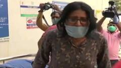 પિતા ગુમાવનારી યુવતીનું આક્રંદ, ‘ડોક્ટર, ડોક્ટર ચિલ્લાતે રહે કોઇ આયા નહીં, અબ સબ આયે હૈ, મેરે બાબા કો વાપસ લા પાયેગે’