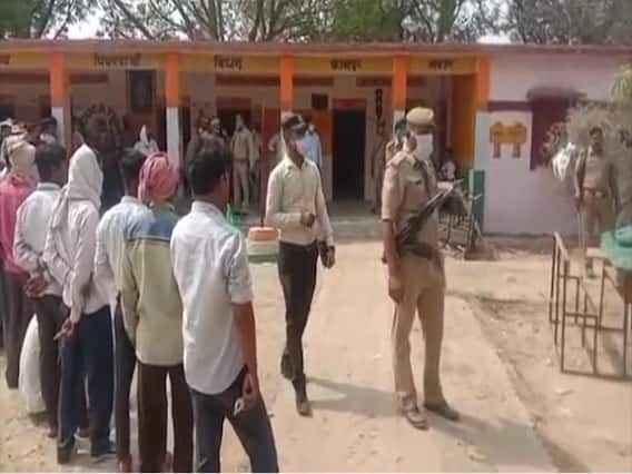 UP Panchayat Election 2021: फर्जी मतदान के बाद कानपुर के बिधनू ब्लॉक में हंगामा, मौके से दो लोग हिरासत में लिये गये UP Panchayat Election 2021: फर्जी मतदान के बाद कानपुर के बिधनू ब्लॉक में हंगामा, मौके से दो लोग हिरासत में लिये गये