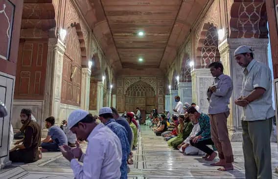 মালেশিয়ার একটি মসজিদে প্রার্থনায় রত মানুষেরা। তবে প্রায় কারও মুখেই দেখা গেল না মাস্ক।