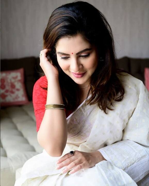 সাদা শাড়িতে স্নিগ্ধ পায়েল সরকার। সম্প্রতি ভোট মিটে গিয়েছে তাঁর কেন্দ্রে। নববর্ষের সকালে নরম আলোয় সোশ্যাল মিডিয়ায় শেয়ার করলেন ছবি।