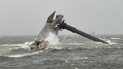 one died and sir rescued in oil ship collapsed in middle sea நடுக்கடலில் 12 பேருடன் கவிழ்ந்த கப்பல்.. கடும் காற்றால் தாமதமாகும் மீட்புப் பணி..