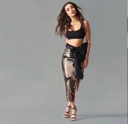 ਮਲਾਇਕਾ ਨੇ ਆਪਣੀ ਬੌਡੀ 'ਤੇ ਕਮਾਲ ਦਾ ਕੰਮ ਕੀਤਾ ਹੈ ਤੇ ਇਸ ਲਈ ਫੋਟੋਆਂ 'ਚ ਉਹ ਆਪਣਾ ਸੈਕਸੀ ਅੰਦਾਜ਼ ਦਿਖਾਉਣ ਤੋਂ ਜ਼ਰਾ ਵੀ ਨਹੀਂ ਪਰਹੇਜ਼ ਨਹੀਂ ਕਰਦੀ।