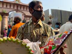 Poila Baisakh Pics: করোনা আবহে সুরক্ষাবিধি মেনেই কালীঘাটে নববর্ষের পুজো