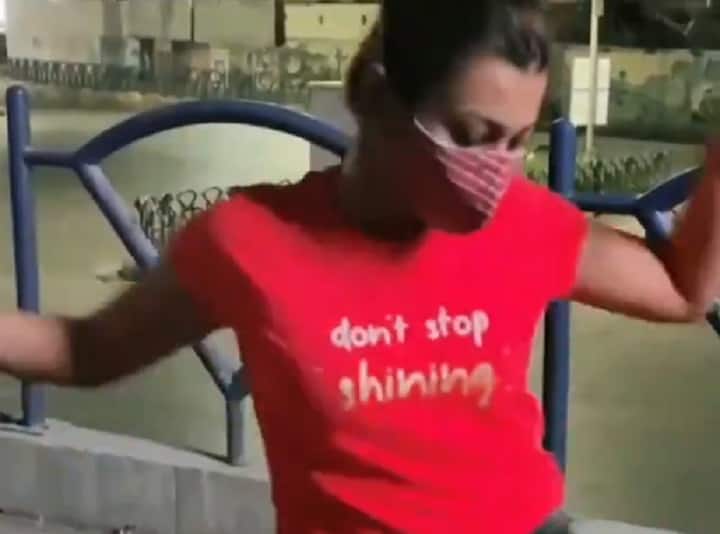 રાજકોટ: ગુજરાતમાં કોરોનાએ હાહાકાર મચાવતા રાજકોટ સહિતના 20 શહેરોમાં નાઇટ કર્ફ્યૂ લગાવી દેવામાં આવ્યો છે. નાઇટ કર્ફ્યૂના સમયમાં એક યુવતીએ જાહેરમાં વીડિયો બનાવતા ચકચાર મચી ગઈ છે. આ વીડિયો સોશિયલ મીડિયા પર વાયરલ થતાં પોલીસે તપાસ હાથ ધરી છે.