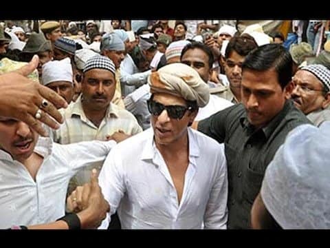 Kareena Priyanka Shahrukh Salman Katrina Kangana Bollywood Celebs Spotted At Ajmer Sharif To Devote Chadar At Dargah Bare Foot See Devotional Photos | In Pics: मुसीबत में मन्नत मांगने अजमेर शरीफ पहुंचे