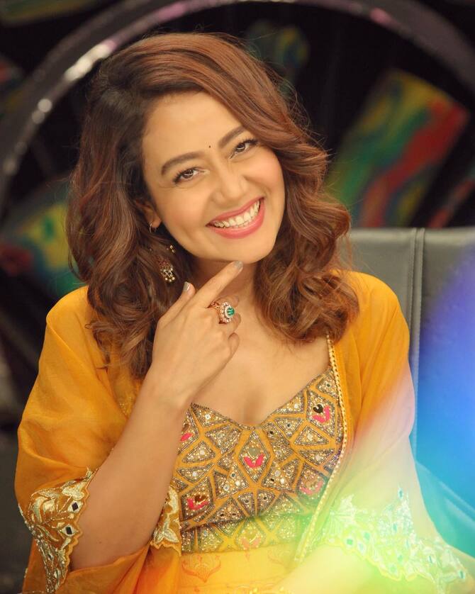 Indian Idol 12: Neha Kakkar Flaunts Green Ring Gifted By Her Mother-In-Law,  Hubby Rohanpreet Singh Drops Cute Comment
