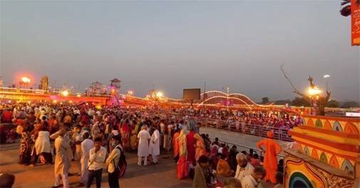 કોવિડની મહામારી વચ્ચે મહાકુંભમાં હરિદ્રારમાં થયેલું શાહી સ્નાન મોટો ખતરો ઉભો કરી શકે તેમ છે. 12થી 14 એપ્રિલ સુધીમાં 46 લાખ લોકો અને  31343 સંતોએ ડુબકી લગાવી હતી. આ ઘટના બાદ 1854 લોકો પોઝિટિવ આવ્યાં છે. જે ગુરૂવારે વધીને 2483 પર પહોંચી છે. હાલ અનેક સાધુ સંતો અને શ્રદ્ધાળું બીમાર છે.