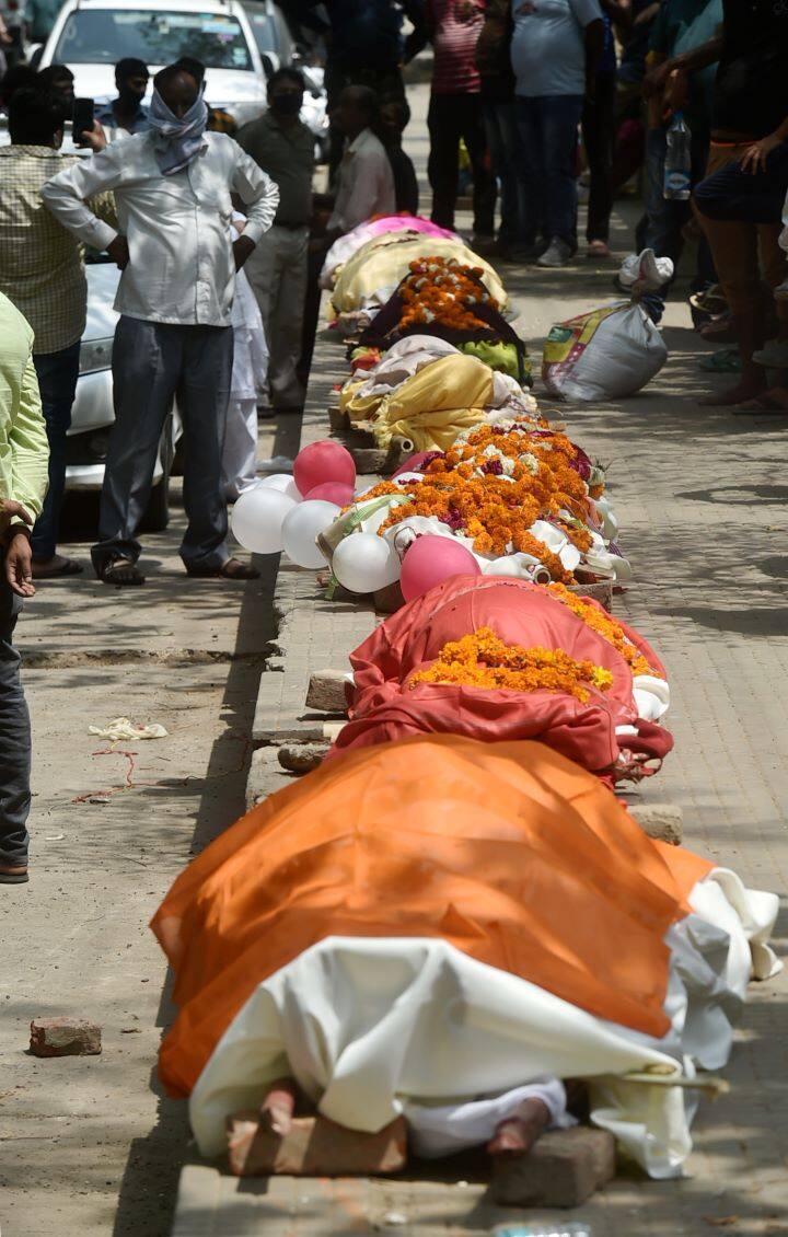 The Yogi government further said that all markets, offices, gyms, auditoriums, and cinema halls will be closed. All government and private offices will be closed and a massive sanitization program will be carried out across all 75 districts. Essential services have been exempted from the lockdown. (Image: Hindon Crematorium/PTI)