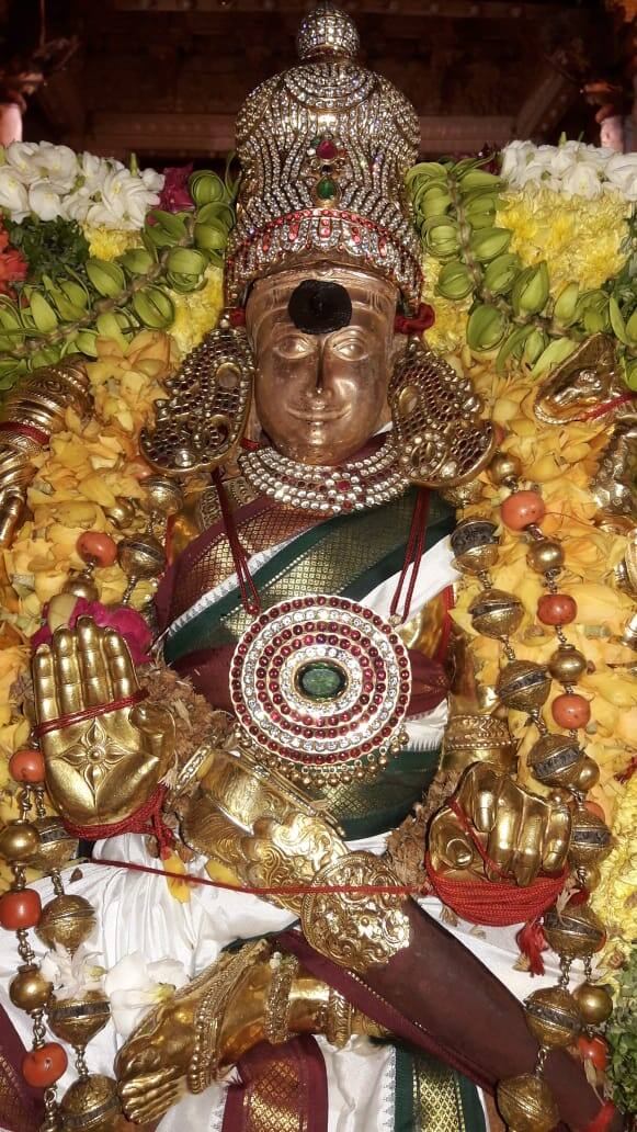 பக்தர்களுக்கு அருள் பாலிக்கிறார்