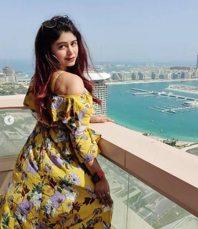 আজ সোশ্যাল মিডিয়ায় একটি ছোট্ট ভিডিও শেয়ার করেছেন ঋতাভরী। সেখানে তিনি লেখেন, পৃথিবীর সবচেয়ে উঁচু রেস্তোরাঁয় বসে রয়েছেন তিনি।