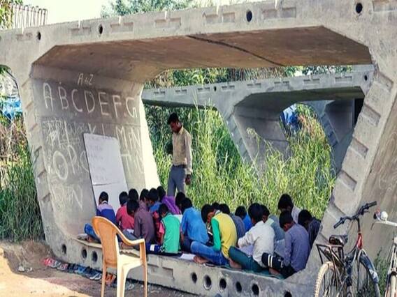 दिल्ली: फ्लाईओवर के नीचे गरीब बच्चों को शिक्षा दे रहा युवक, सोशल मीडिया पर हुई जमकर तारीफ दिल्ली: फ्लाईओवर के नीचे गरीब बच्चों को शिक्षा दे रहा युवक, सोशल मीडिया पर हुई जमकर तारीफ