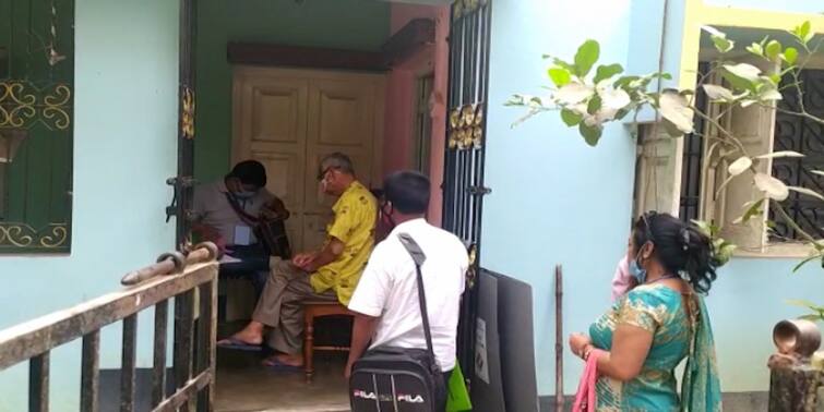 WB Election 2021 : Balurghat : Election Commission collects vote from Home for elderly people WB Election 2021 :  অশীতিপরদের মুখ হাসি, বালুরঘাটে বাড়ি এসে ভোট নিয়ে গেলেন প্রিসাইডিং অফিসার