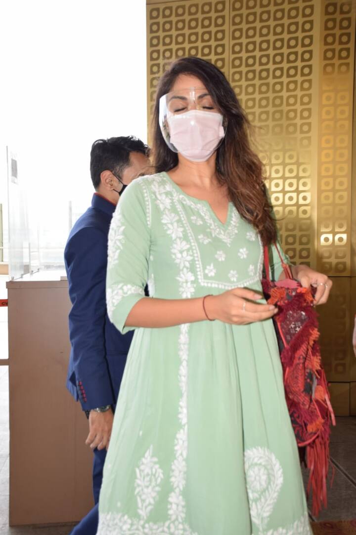 सुशांत सिंह की मौत के बाद काफी कठिन दौर से उबर रही रिया इन दिनों थोड़ा अच्छा महसूस कर रही हैं.