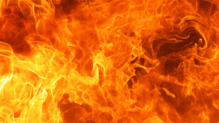 A huge fire broke out in Sunam's AC and  fridge large warehouse, burning millions of items to ashes. ਸੁਨਾਮ 'ਚ ਏਸੀ- ਫਰਿੱਜ ਦੇ ਵੱਡੇ ਗੋਦਾਮ 'ਚ ਲੱਗੀ ਭਿਆਨਕ ਅੱਗ, ਕਰੋੜਾਂ ਦਾ ਸਮਾਨ ਸੜ੍ਹ ਕੇ ਸੁਆਹ 