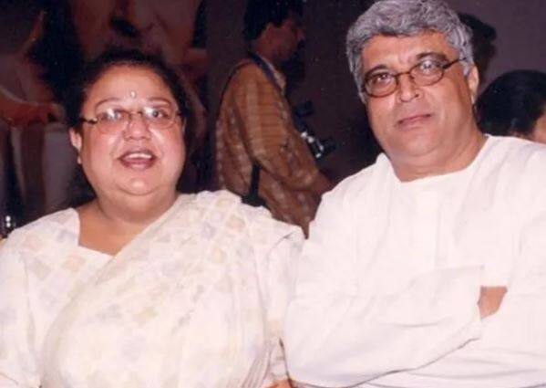 बॉलीवुड के ख्यात गीतकारों में से एक जावेद अख्तर (Javed Akhtar) प्रोफेशन और पर्सनल, दोनों वजहों से सुर्खियां बटोर चुके हैं. खबरों की मानें तो जावेद साहब ने ताश खेलते-खेलते ही अपने से उम्र में 10 साल छोटी हनी ईरानी (Honey Irani) को प्रपोज किया था और फिर शादी भी कर ली थी.