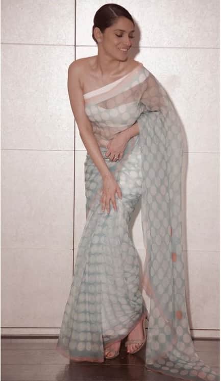 সম্প্রতি নিজের অ্যাকাউন্ট থেকে পর পর কিছু ছবি শেয়ার করেছেন অঙ্কিতা। এর কোনওটায় বাঙালি স্টাইলে শাড়ি পরে রয়েছেন অঙ্কিতা। খোঁপা করে টেনে বাঁধা চুল। মুখে একেবারে হালকা মেকআপ।