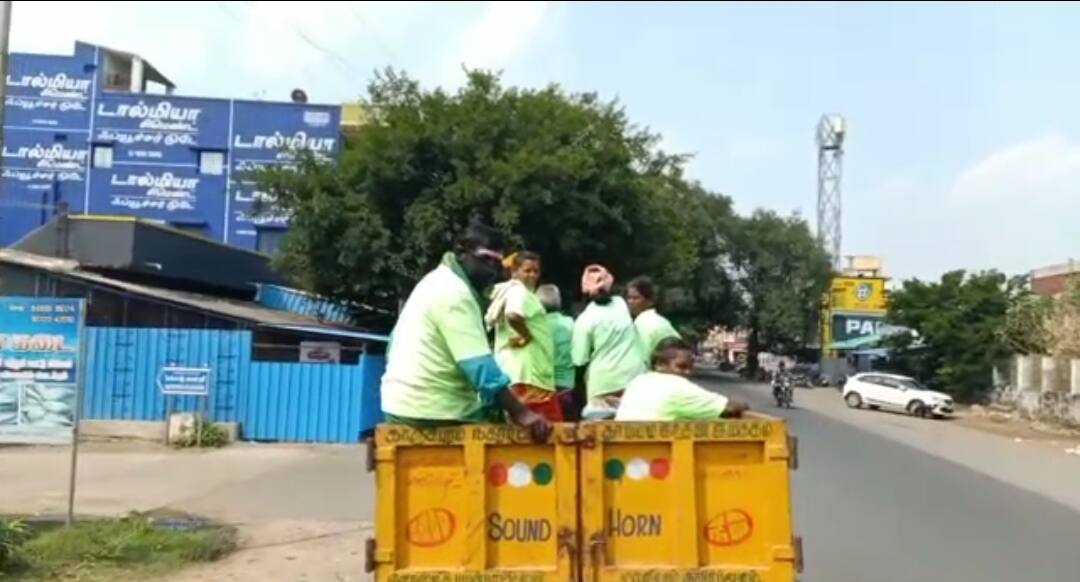 குப்பை வண்டியில் துப்புரவு பணியாளர்களை ஏற்றிச் சென்ற அவலம் It is a pity that the janitors were loaded in the garbage truck குப்பை வண்டியில் துப்புரவு பணியாளர்களை ஏற்றிச் சென்ற அவலம்
